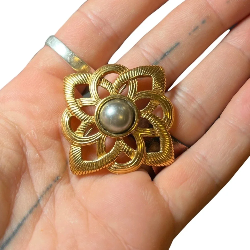 VTG Gold Faux Pearl Brooch Lapel Pin Geometric Textured Open Work Design 80s 90s